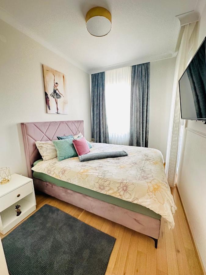 Stan Na Dan "Apartman Purple" Apartment Banja Luka Ngoại thất bức ảnh